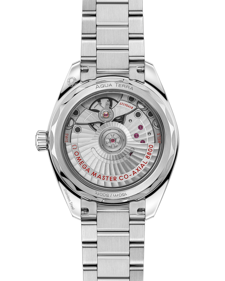 Bracciale in acciaio inox lucido e spazzolato con maglie arrotondate, chiusura déployante a farfalla e fondello trasparente decorato a onde dell’Omega Seamaster Aqua Terra Shades 34 mm modello 220.10.34.20.10.001.