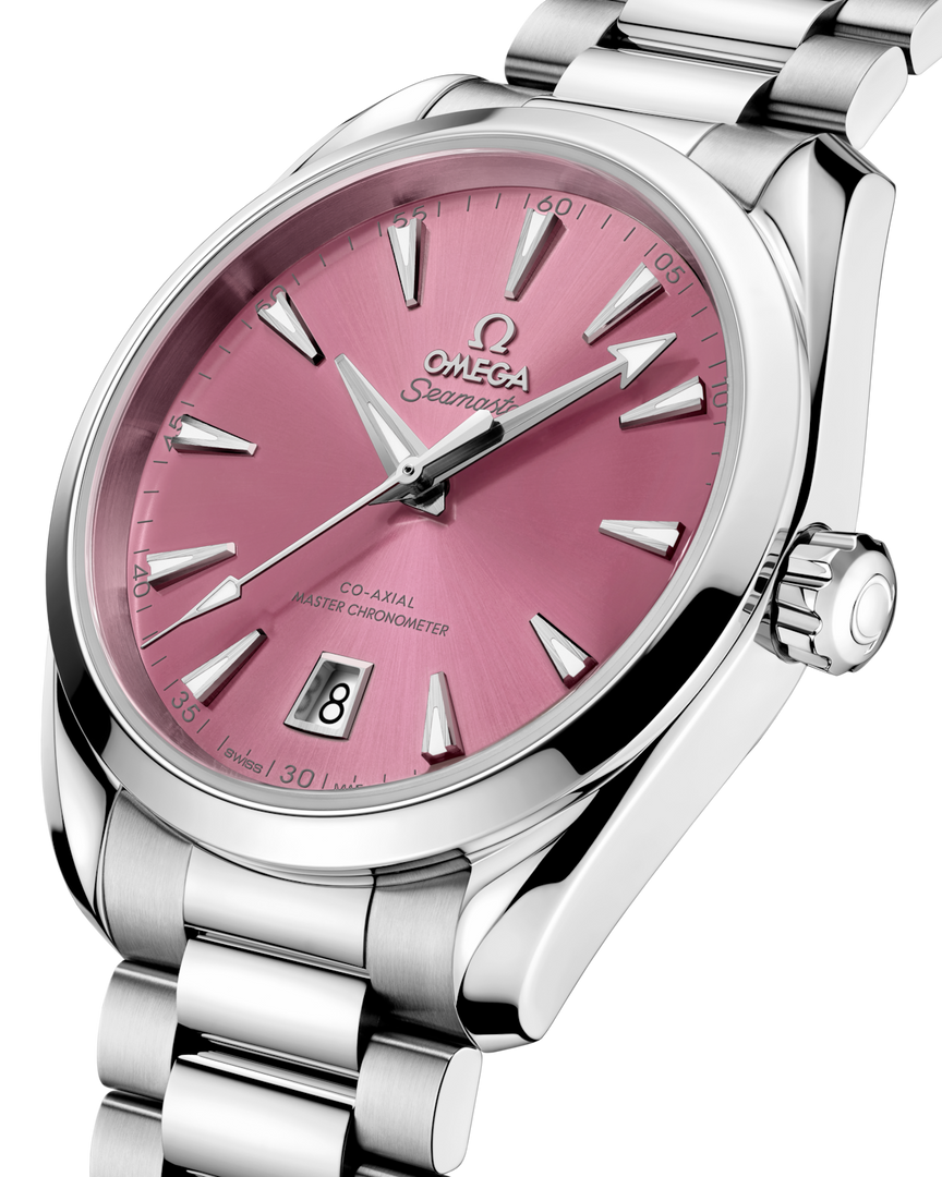 Fondello in acciaio inox con bordo ondulato e vetro zaffiro trasparente che mostra il movimento automatico Co-Axial Master Chronometer calibro 8800 certificato METAS