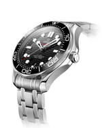 Load image into Gallery viewer, Bracciale in acciaio inox lucido e spazzolato con chiusura déployante e estensione subacquea dell’Omega Seamaster Diver 300M 42 mm.
