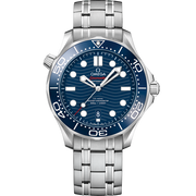 Quadrante blu con motivo a onde incise al laser e indici luminosi dell’Omega Seamaster Diver 300M 42 mm modello 210.30.42.20.03.001.