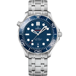 Load image into Gallery viewer, Quadrante blu lucido in ceramica con motivo a onde inciso al laser e indici luminosi dell’Omega Seamaster Diver 300M 42 mm modello 210.30.42.20.03.001.
