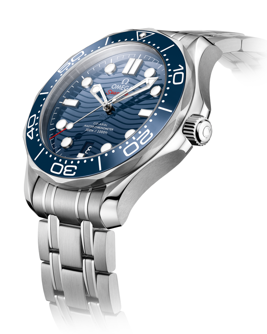 Bracciale in acciaio inox lucido e spazzolato con chiusura déployante e estensione subacquea dell’Omega Seamaster Diver 300M 42 mm.
