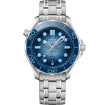 Load image into Gallery viewer, Quadrante blu Summer Blue lucido in ceramica con motivo a onde inciso al laser e indici luminosi dell’Omega Seamaster Diver 300M 42 mm modello 210.30.42.20.03.003 con bracciale in acciaio inox.
