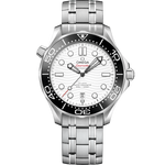 Load image into Gallery viewer, Quadrante bianco opaco in ceramica con motivo a onde incise al laser e scritta Seamaster rossa dell’Omega Seamaster Diver 300M 42 mm modello 210.30.42.20.04.001 America’s Cup Edition.
