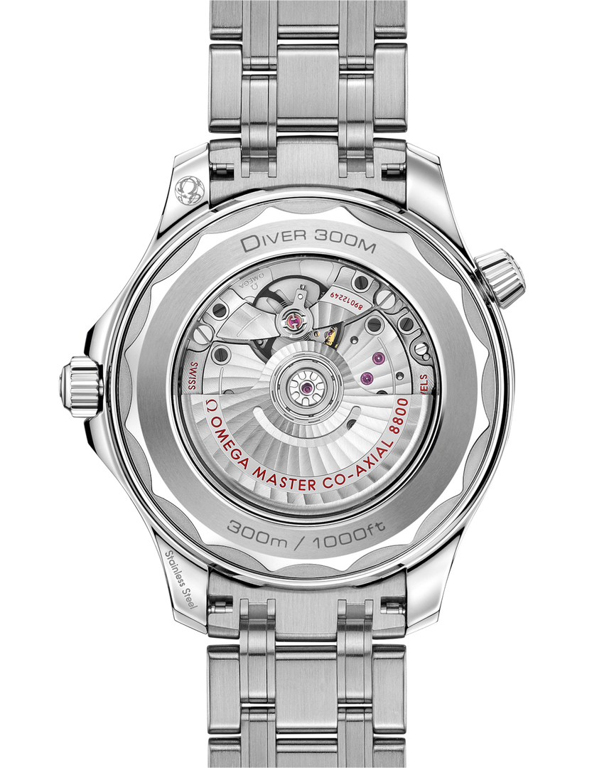 Bracciale in acciaio inox lucido e spazzolato con chiusura déployante e sistema di cambio rapido brevettato dell’Omega Seamaster Diver 300M America’s Cup Edition.
