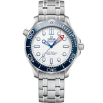 Load image into Gallery viewer, Quadrante bianco opaco in ceramica con onde incise al laser e lancetta con contrappeso a forma di trofeo America’s Cup dell’Omega Seamaster Diver 300M 42 mm modello 210.30.42.20.04.002.

