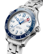Load image into Gallery viewer, Bracciale in acciaio inox lucido e spazzolato con chiusura déployante e sistema di cambio rapido brevettato dell’Omega Seamaster Diver 300M America’s Cup Edition.
