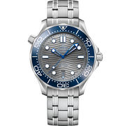 Quadrante in ceramica argento/grigio lucido con motivo a onde inciso al laser e indici luminosi dell’Omega Seamaster Diver 300M 42 mm modello 210.30.42.20.06.001.