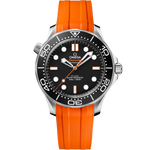 Load image into Gallery viewer, Quadrante nero lucido in ceramica con motivo a onde inciso al laser e indici luminescenti dell’Omega Seamaster Diver 300M modello 210.32.42.20.01.006 con cinturino in caucciù nero.
