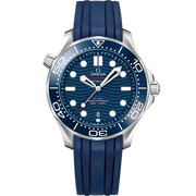 Quadrante blu lucido in ceramica con motivo a onde inciso al laser e indici luminosi dell’Omega Seamaster Diver 300M 42 mm modello 210.32.42.20.03.001.