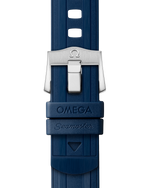 Load image into Gallery viewer, Cinturino in caucciù blu con fibbia ad ardiglione in acciaio inox dell’Omega Seamaster Diver 300M 42 mm.
