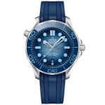 Load image into Gallery viewer, Quadrante blu lucido in ceramica con motivo a onde inciso al laser e indici luminosi dell’Omega Seamaster Diver 300M 42 mm modello 210.32.42.20.03.002 con cinturino in caucciù blu.
