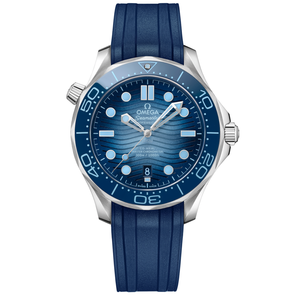 Quadrante blu lucido in ceramica con motivo a onde inciso al laser e indici luminosi dell’Omega Seamaster Diver 300M 42 mm modello 210.32.42.20.03.002 con cinturino in caucciù blu.