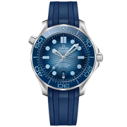 Quadrante blu lucido in ceramica con motivo a onde inciso al laser e indici luminosi dell’Omega Seamaster Diver 300M 42 mm modello 210.32.42.20.03.002 con cinturino in caucciù blu.