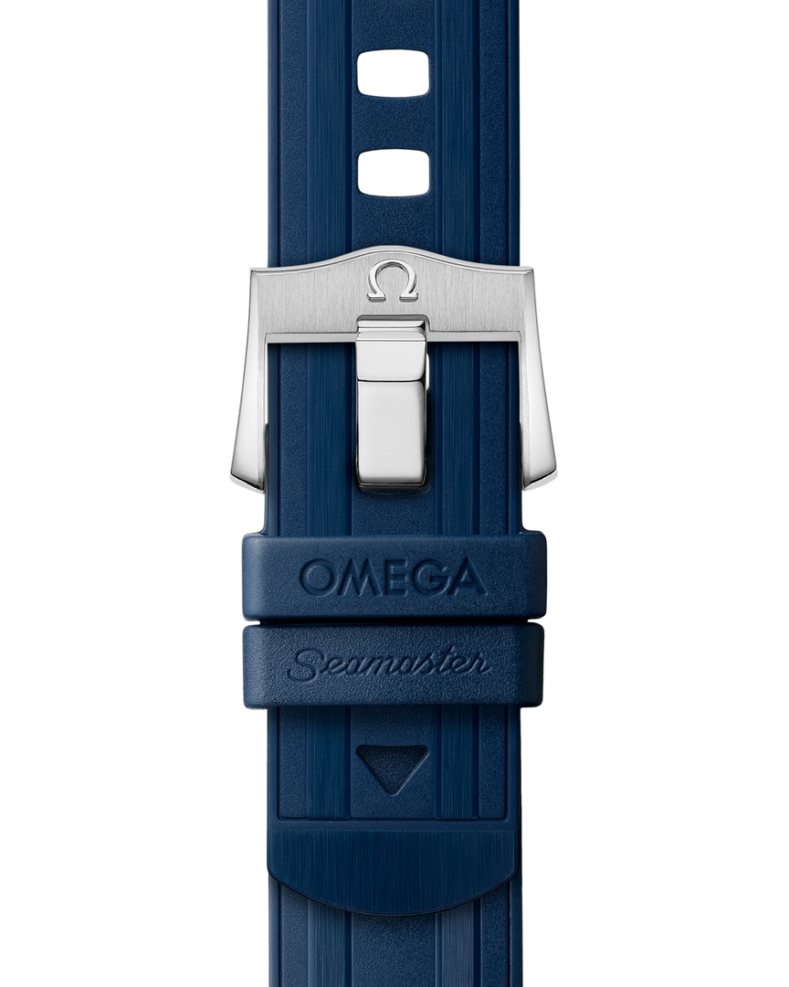 Cinturino in caucciù tecnico blu con fibbia déployante in acciaio dell’Omega Seamaster Diver 300M 42 mm.