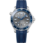 Load image into Gallery viewer, Quadrante grigio in ceramica con motivo a onde inciso al laser e datario a ore 6 dell’Omega Seamaster Diver 300M 42 mm, indici e lancette azzurrati riempiti di Super-LumiNova bianca

