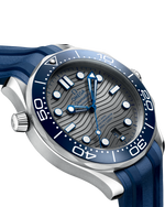 Load image into Gallery viewer, Cinturino in caucciù blu con fibbia ad ardiglione in acciaio inox e fondello in vetro zaffiro con bordo ondulato e calibro Master Chronometer 8800 visibile

