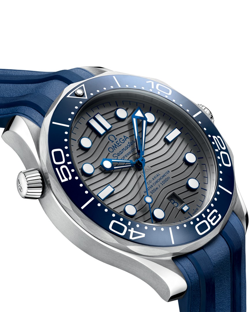 Cinturino in caucciù blu con fibbia ad ardiglione in acciaio inox e fondello in vetro zaffiro con bordo ondulato e calibro Master Chronometer 8800 visibile