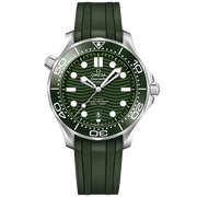 Quadrante verde lucido in ceramica inciso al laser con motivo a onde del Omega Seamaster Diver 300M 42 mm, indici rodiati e lancette scheletrate riempite di Super-LumiNova bianca, datario a ore 6