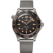 Quadrante marrone tropicale in alluminio con indice luminescenti e lancette rodiate con rivestimento Super-LumiNova del Seamaster Diver 300M 007 Edition