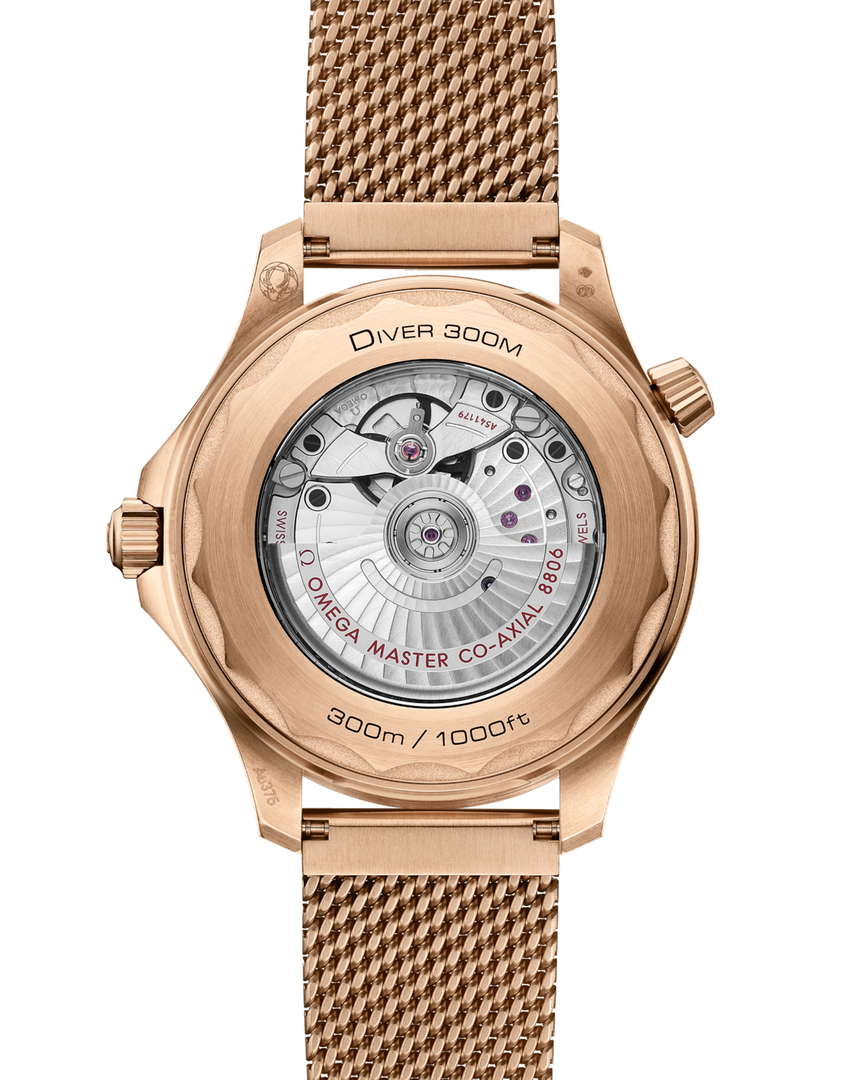 Cinturino in caucciù nero tecnico integrato con fibbia déployante in Bronze Gold dell’Omega Seamaster Diver 300M 42 mm.