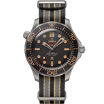 Load image into Gallery viewer, Quadrante marrone effetto vintage con indici luminosi e lancette nere dell’Omega Seamaster Diver 300M 007 Edition modello 210.92.42.20.01.001.
