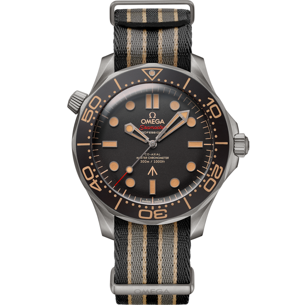 Quadrante marrone effetto vintage con indici luminosi e lancette nere dell’Omega Seamaster Diver 300M 007 Edition modello 210.92.42.20.01.001.