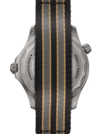 Load image into Gallery viewer, Cinturino NATO in tessuto tecnico grigio scuro con chiusura déployante in titanio dell’Omega Seamaster Diver 007 Edition.
