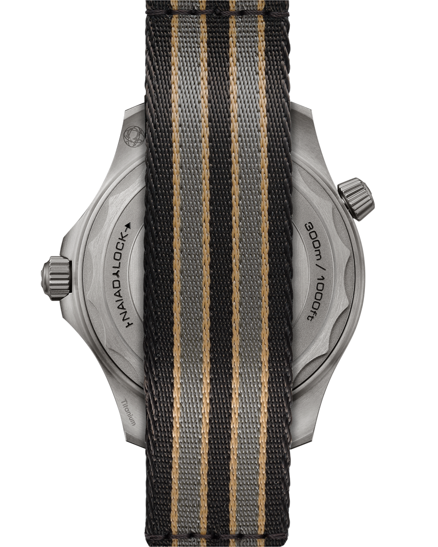 Cinturino NATO in tessuto tecnico grigio scuro con chiusura déployante in titanio dell’Omega Seamaster Diver 007 Edition.