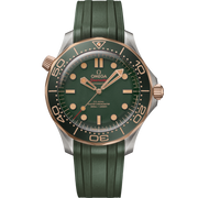 Quadrante verde anodizzato sabbiato con lancette e indici in Bronze Gold 18K e dettagli rossi dell’Omega Seamaster Diver 300M 42 mm modello 210.92.42.20.10.001.