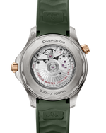 Load image into Gallery viewer, Cinturino in caucciù verde integrato con fibbia déployante in titanio dell’Omega Seamaster Diver 300M 42 mm.
