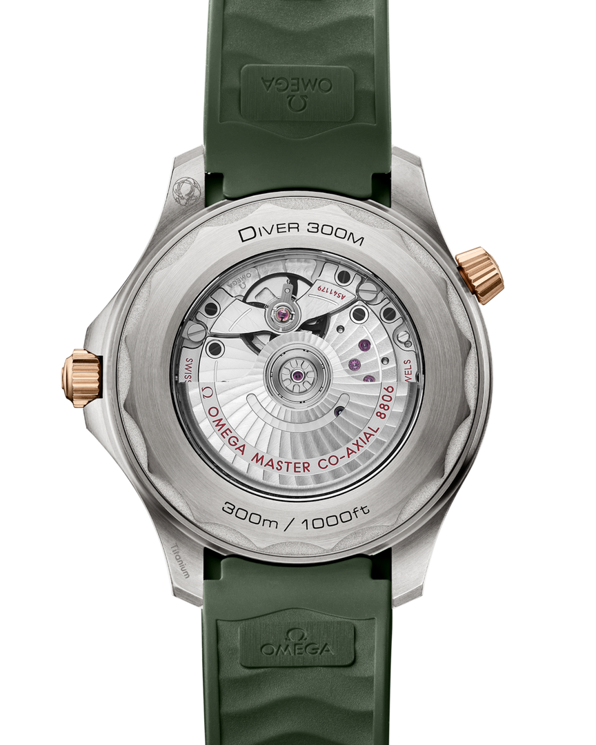 Cinturino in caucciù verde integrato con fibbia déployante in titanio dell’Omega Seamaster Diver 300M 42 mm.