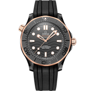 Quadrante in ceramica nera con motivo a onde inciso al laser e indici in oro Sedna™ con Super-LumiNova bianca dell’Omega Seamaster Diver 300M 43,5 mm