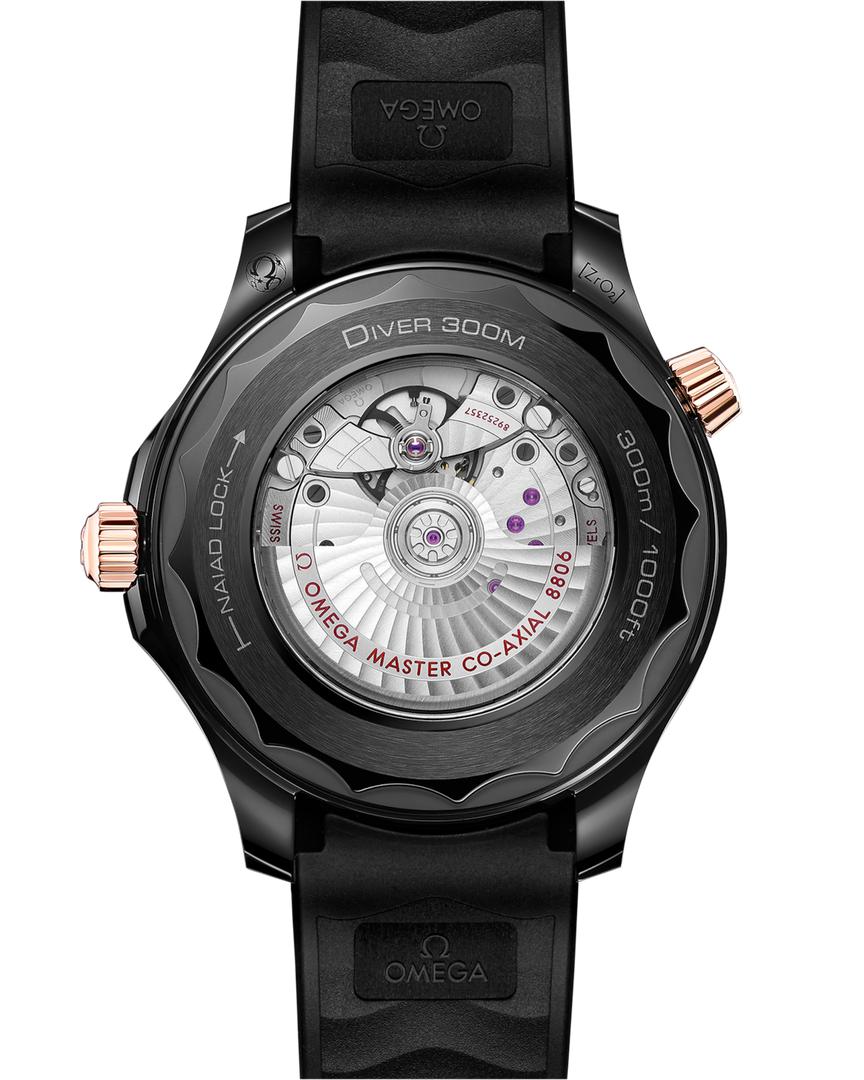 Cinturino integrato in caucciù nero con fibbia in ceramica nera e fondello con sistema brevettato NAIAD LOCK decorato