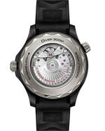 Load image into Gallery viewer, Cinturino nero in caucciù tecnico con inserti tessili e chiusura déployante in titanio dell’Omega Seamaster Diver 300M 43,5 mm.
