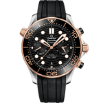 Load image into Gallery viewer, Quadrante nero con motivo a onde inciso al laser e indici luminosi dell’Omega Seamaster Diver 300M Chronograph 44 mm modello 210.22.44.51.01.001.
