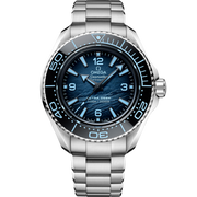 Quadrante laccato sfumato blu-nero con indici e lancette in oro bianco 18K luminescenti dell’Omega Seamaster Planet Ocean 6000M 45,5 mm modello 215.30.46.21.03.002.