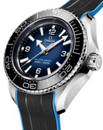Load image into Gallery viewer, Cinturino in caucciù con rivestimento ciano e fibbia déployante in O-MEGASTEEL con sistema di regolazione estensibile dell’Omega Seamaster Planet Ocean 6000M 45,5 mm.
