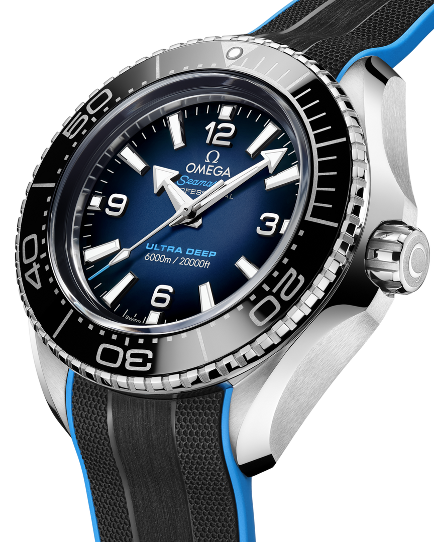 Cinturino in caucciù con rivestimento ciano e fibbia déployante in O-MEGASTEEL con sistema di regolazione estensibile dell’Omega Seamaster Planet Ocean 6000M 45,5 mm.
