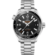 Quadrante nero con motivo a onde inciso al laser e datario a ore 3 dell’Omega Seamaster Planet Ocean 600M 39,5 mm modello 215.30.40.20.01.001, con indici e lancette luminescenti.