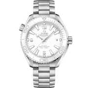 Quadrante bianco lucido in ceramica con numeri arabi luminescenti e datario a ore 3 dell’Omega Seamaster Planet Ocean 600M 39,5 mm modello 215.30.40.20.04.001.