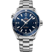 Quadrante blu in ceramica con numeri arabi luminescenti e datario a ore 3 dell’Omega Seamaster Planet Ocean 600M 43,5 mm modello 215.30.44.21.03.001.