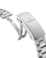 Load image into Gallery viewer, Bracciale in acciaio inox lucido e spazzolato con chiusura déployante estensibile e sistema di regolazione dell’Omega Seamaster Planet Ocean 600M 43,5 mm.
