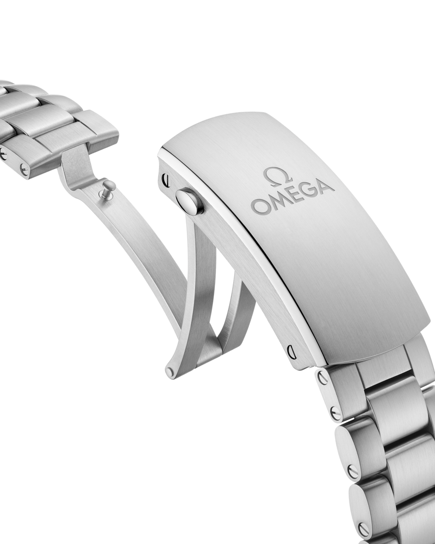 Bracciale in acciaio inox lucido e spazzolato con chiusura déployante estensibile e sistema di regolazione dell’Omega Seamaster Planet Ocean 600M 43,5 mm.