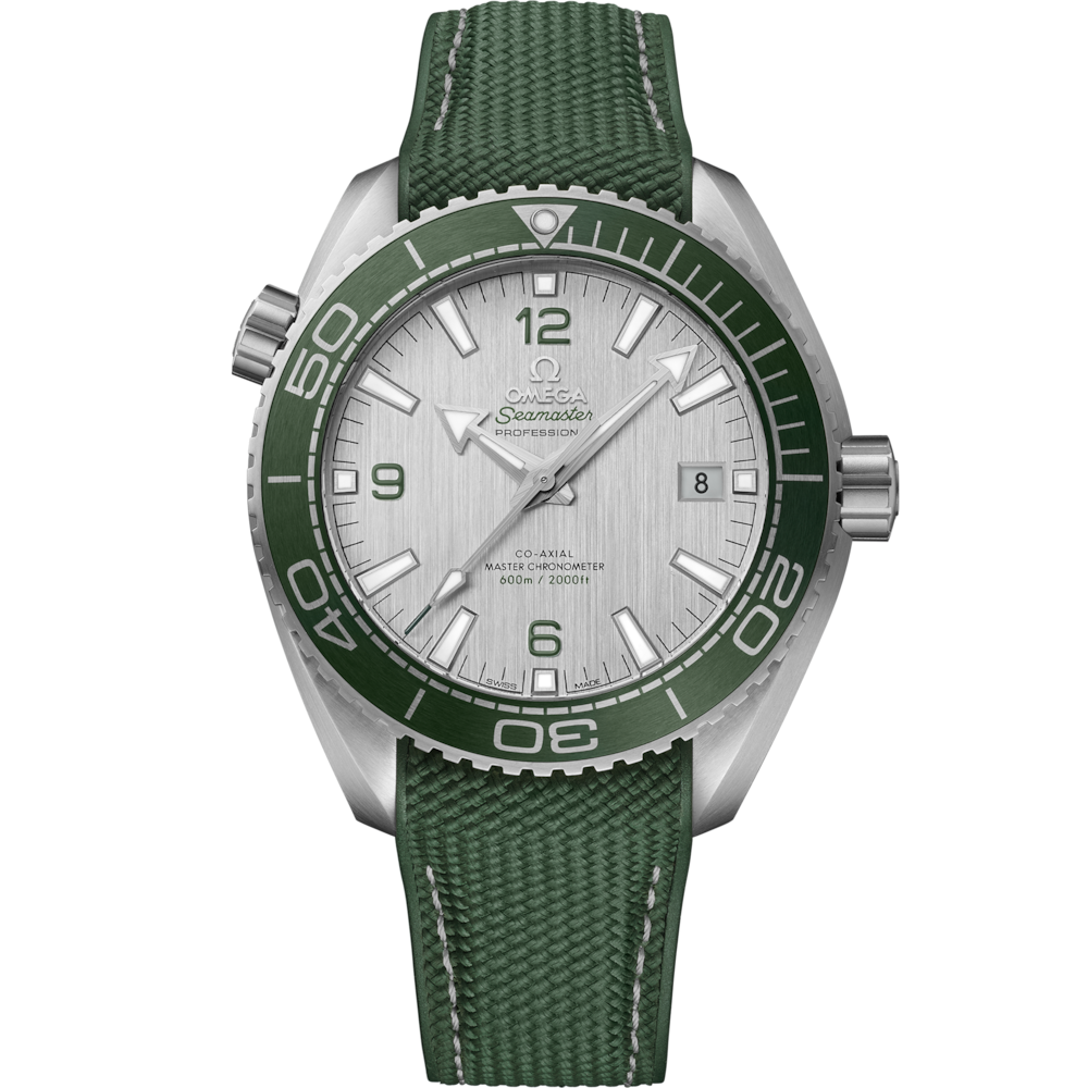 Quadrante grigio sfumato con numeri arabi arancioni luminescenti e datario a ore 3 dell’Omega Seamaster Planet Ocean 600M 43,5 mm modello 215.32.44.21.06.001 con cinturino in caucciù tecnico.