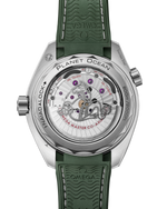 Load image into Gallery viewer, Cinturino in caucciù tecnico con rivestimento ciano e chiusura déployante in acciaio inox dell’Omega Seamaster Planet Ocean 600M 43,5 mm.
