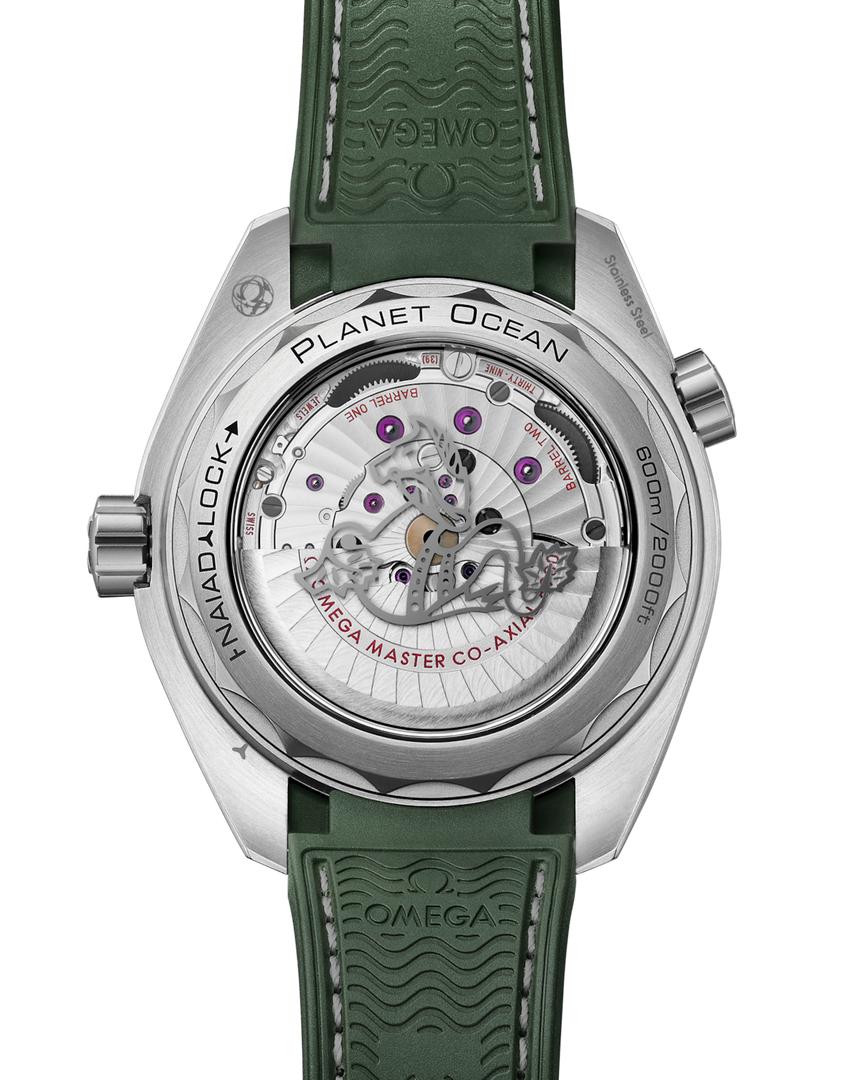 Cinturino in caucciù tecnico con rivestimento ciano e chiusura déployante in acciaio inox dell’Omega Seamaster Planet Ocean 600M 43,5 mm.