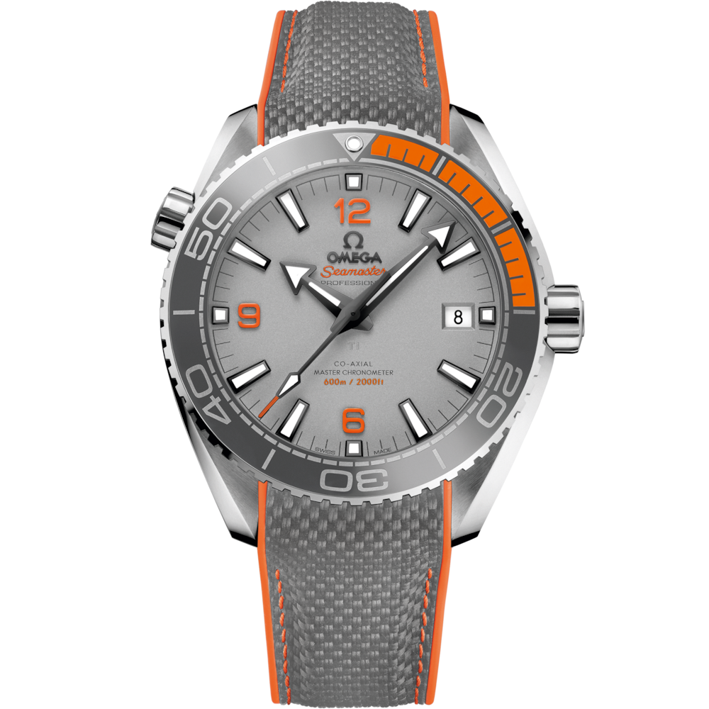 Quadrante grigio sabbiato in titanio con numeri arabi luminescenti e datario a ore 3 dell’Omega Seamaster Planet Ocean 600M 43,5 mm modello 215.92.44.21.99.001.