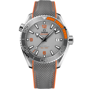 Quadrante grigio sabbiato in titanio con numeri arabi luminescenti e datario a ore 3 dell’Omega Seamaster Planet Ocean 600M 43,5 mm modello 215.92.44.21.99.001.