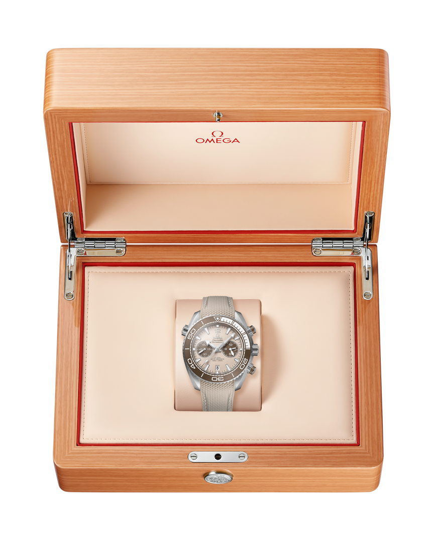 Cinturino integrato in gomma beige con motivo strutturato e cuciture bianche, fondello NAIAD LOCK con incisione cavalluccio marino e vetro zaffiro trasparente